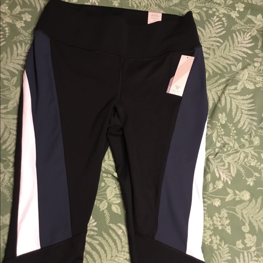 Lane Bryant Livi Active Sculpting Capri Legging